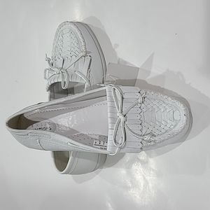 NWT Womens white leather shoes size 8.5 wide. Basic editions